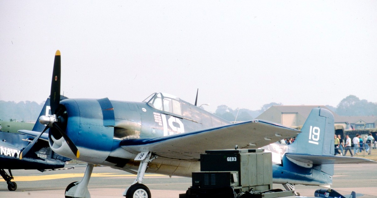 Avionul Grumman F6F-5K Hellcat G-BTCC cu însemnele VF-6 White 19, așa cum a fost pilotat de Alexandru Vraciu