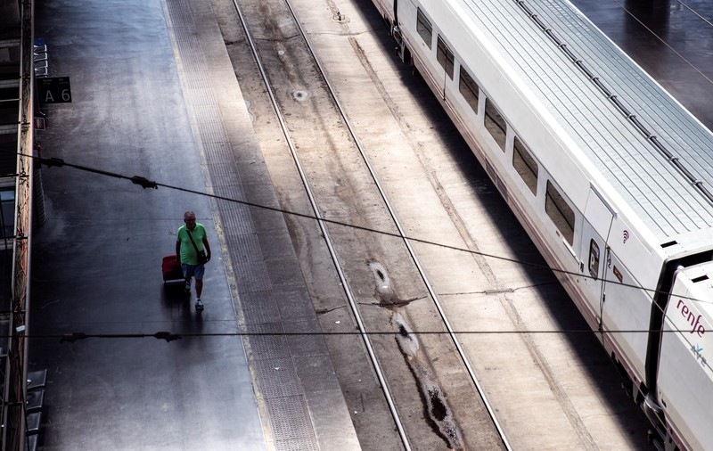 Presa spaniolă scrie că un român a fost reținut după blocarea circulației trenurilor de mare viteză. Ambasada română de la Madrid neagă