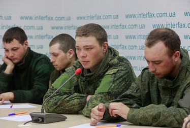 Soldați ruși capturați de forțele armate ucrainene în martie. | Foto: EPA