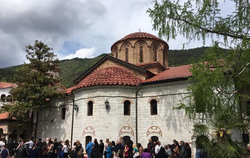 FOTO EXCLUSIV / Românii își caută alinarea la o icoană făcătoare de minuni din Bulgaria, veche de peste 700 sute de ani
