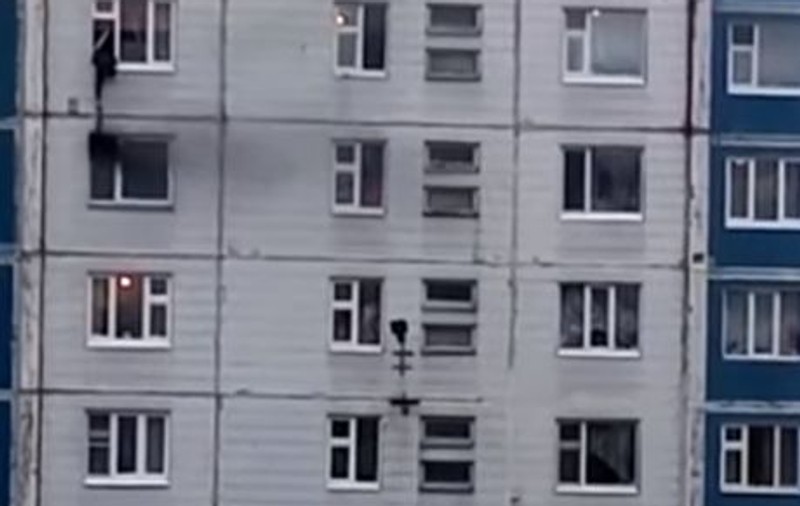 A salvat o tânără din incendiu scoțând-o pe fereastră, de la etajul cinci