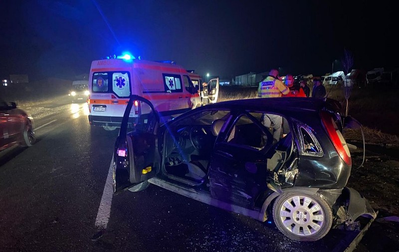 O persoană a murit și alte patru au fost grav rănite într-un accident la Garoafa, în care au fost implicate două mașini și un TIR