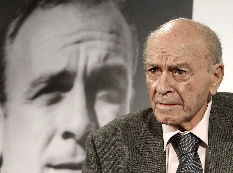 epa04303943 (FILE) A file picture dated 02 December 2010 of Argentinian-Spanish soccer legend and Real Madrid's honorary president Alfredo Di Stefano in Madrid, central Spain. Former Real Madrid star Alfredo Di Stefano, 88, has died after suffering a heart attack in the Spanish capital at the weekend, local media reported 07 July 2014. He had been admitted to Gregorio Maranon hospital in Madrid on 05 July as a result of a cardiac-respiratory arrest he had suffered in the surroundings of Santiago Bernabeu stadium. EPA/JUAN M. ESPINOSA