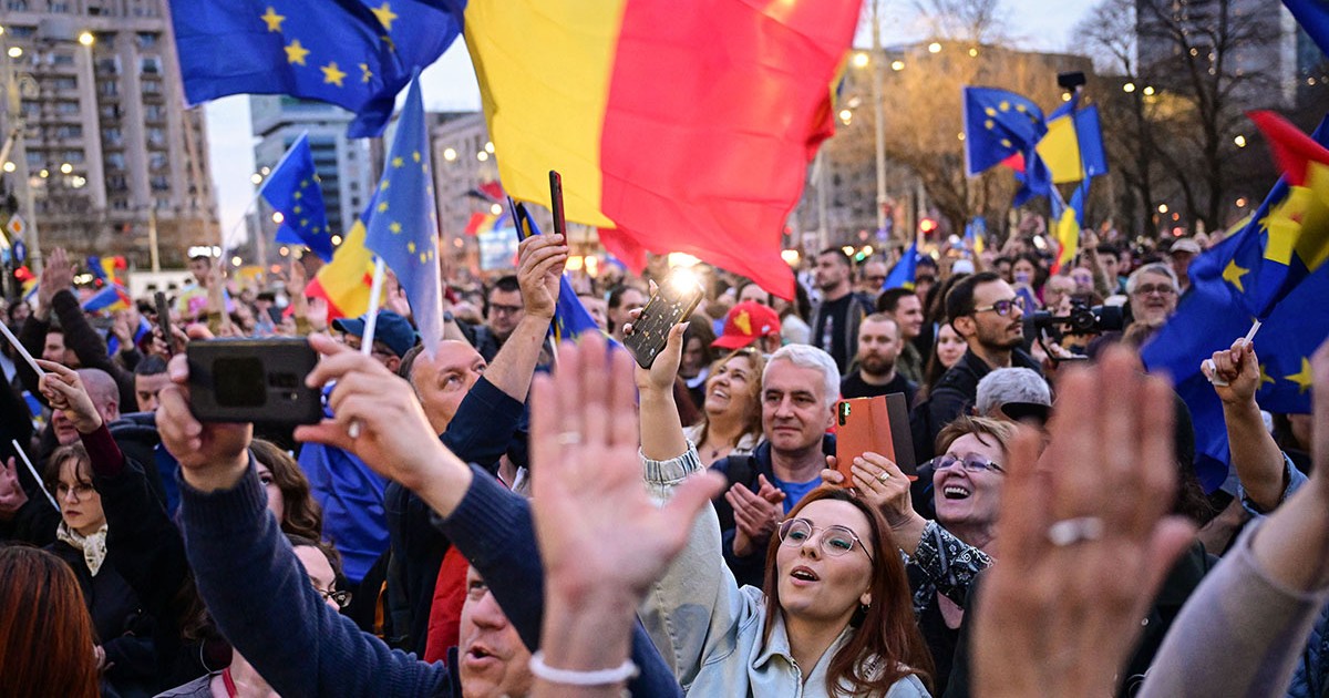 Oamenii participă la un miting pro-Europa la București