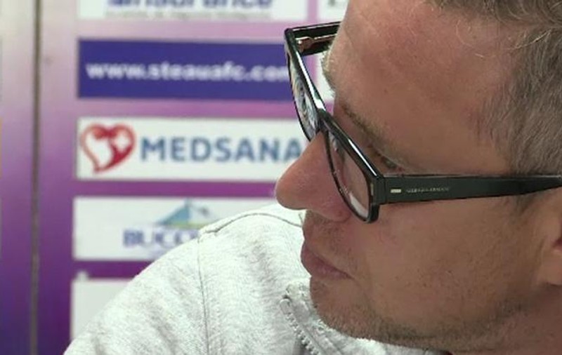 Profesor Reghe! Cum a apărut antrenorul Stelei la conferința dinaintea meciului cu ASA Tg. Mureș. Îl vede mai bine pe Șumi?