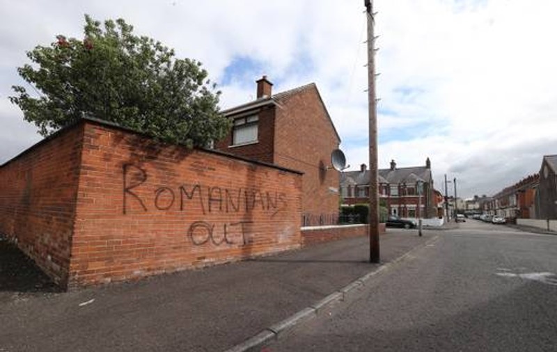 ROMÂNII o duc greu în estul oraşului BELFAST: Extremiştii le sparg casele şi le incendiază maşinile