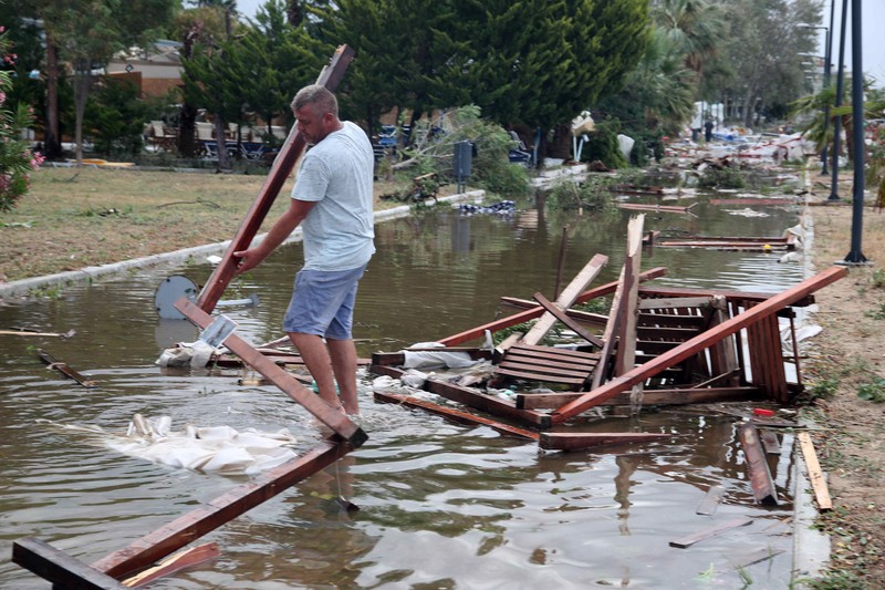 Străzile din stațiunea Halkidiki au fost inundate de furtuna care a durat 30 de minute
