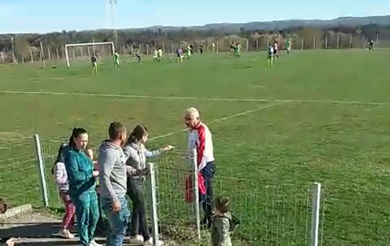 Primar din Gorj, amendat de poliție după ce a înjurat un tânăr la un meci de fotbal. „Băi, degeaba eşti primar!”