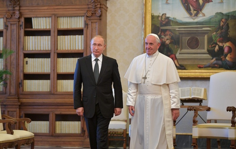 Putin a refuzat de trei ori solicitarea Papei de a evacua oamenii de la Azovstal: „Sfântul Părinte a oferit o navă sub steagul Vaticanului”