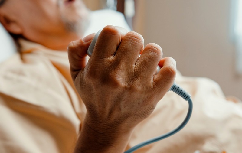 Spitalele de stat și private, obligate să aibă butoane de panică în saloane, dar și camere video. Nicușor Dan a promulgat legea