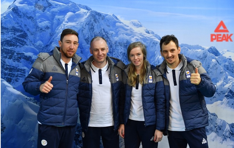 Cum arată noul echipament al olimpicilor români. Au plecat cam subțirel îmbrăcați | FOTO