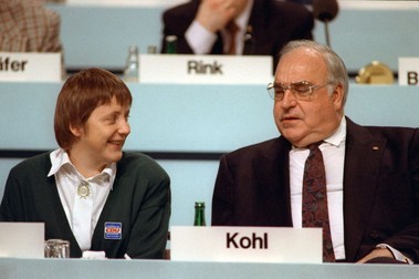 Angela Merkel, alături de Helmut Kohl, în decembrie 1991 | FOTO: Profimedia