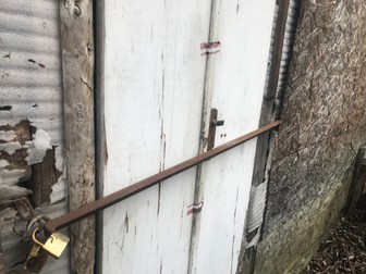 Poliția a sigilat casa acum patru ani și rudele nu au curaj să-l rupă. Polițista nouă din sat le-a recomandat să aștepte decizia autorităților!