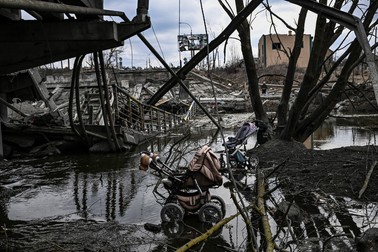 Cărucioare abandonate sunt fotografiate sub un pod distrus din Irpin, pe 7 martie. Podul a fost distrus chiar de forțele ucrainene, pentru a împiedica avansul rușilor. A devenit însă apoi singurul loc prin care oamenii puteau să iasă din oraș, ceea ce a făcut ca unii dintre ei să fie expuși complet atacurilor rușilor Foto: Profimedia