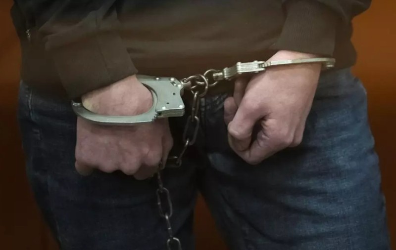 Un tânăr din Filiași a tăiat porcul, iar de bucurie a ieșit în oraș și a bătut o femeie și doi bărbați