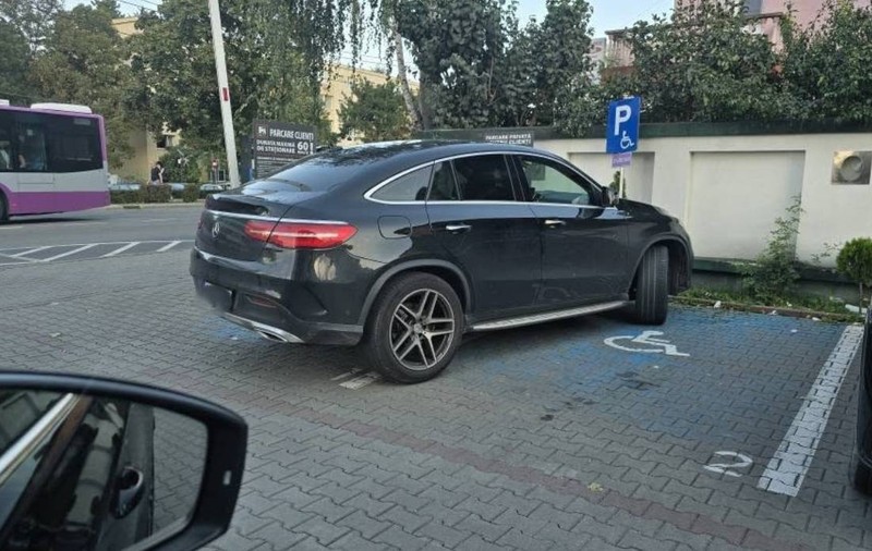 Un bărbat din Cluj, prins parcat pe două locuri pentru persoane cu handicap, a stârnit o adevărată furtună în online