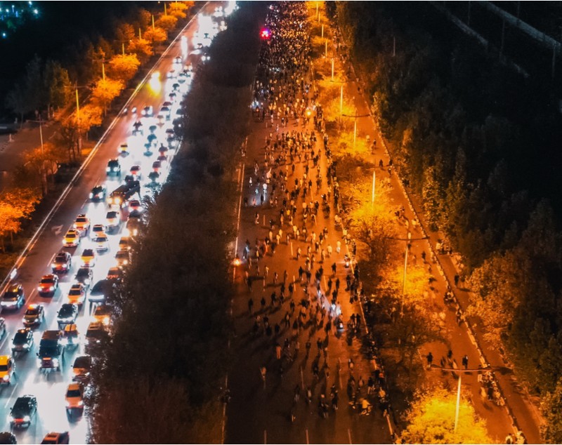 Mii de studenți au pedalat zeci de kilometri, pe timp de noapte, pentru a mânca supă, în China | VIDEO