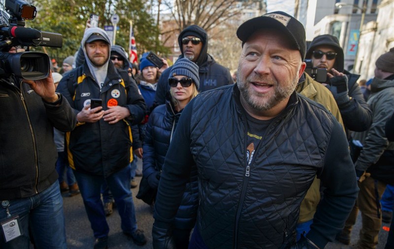 Alex Jones, promotor al teoriei conspirației, obligat să plătească un miliard de dolari după minciunile spuse despre masacrul de la Sandy Hook