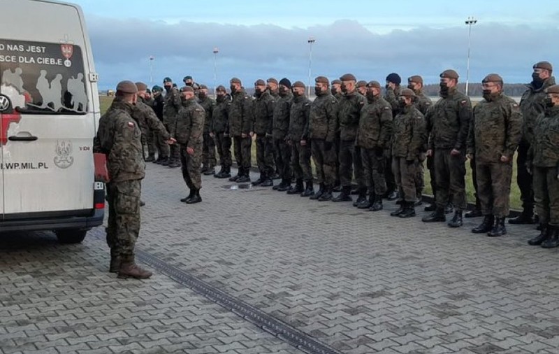 Polonia a trimis 60 de medici militari pentru a ajuta la testarea șoferilor de TIR blocați în UK