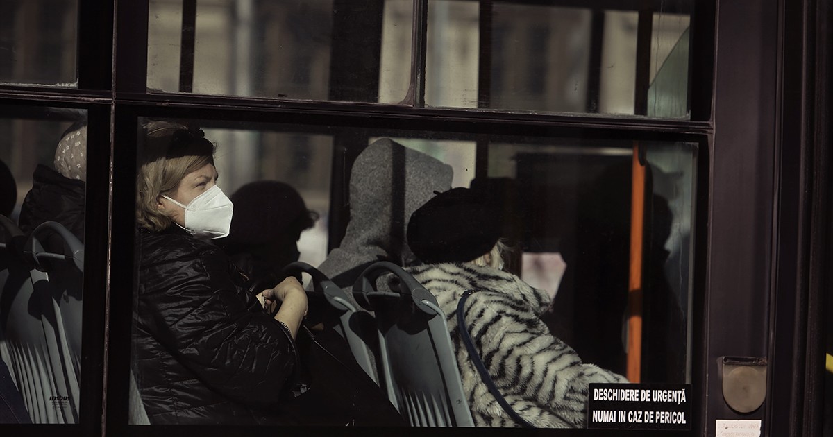 Oameni purtând măști de protecție în autobuz. Foto: Dumitru Angelescu / Libertatea