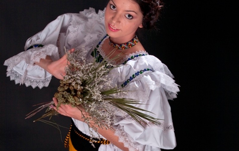 Maria Luiza Mih, cântăreaţă de muzică populară cu microfon îmbrăcat cu cristale Swarovski!