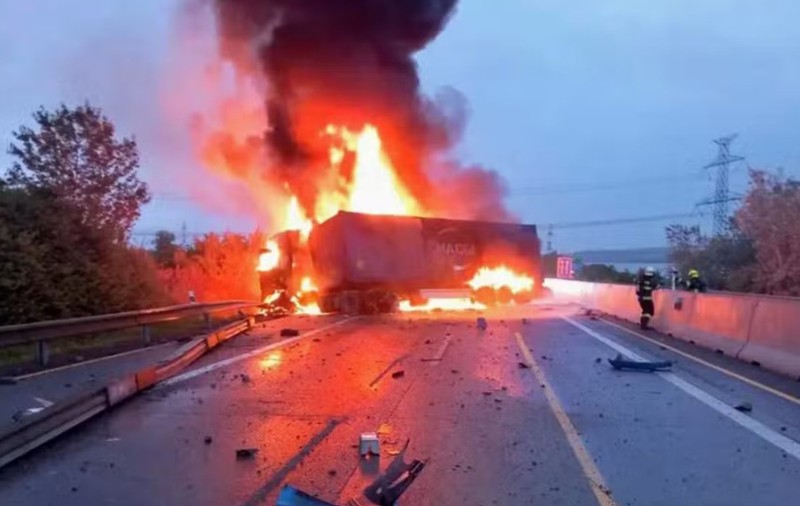 Un șofer român de TIR și unul maghiar au murit în camioanele lor, care au luat foc după ce s-au ciocnit pe o autostradă din Cehia