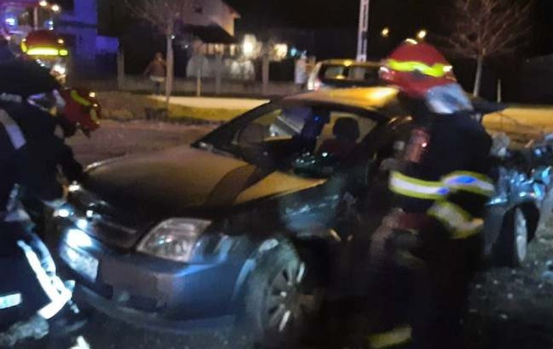 Două persoane la spital, printre care și un copil de un an, după ce o mașină a fost lovită de tren, în Timiș