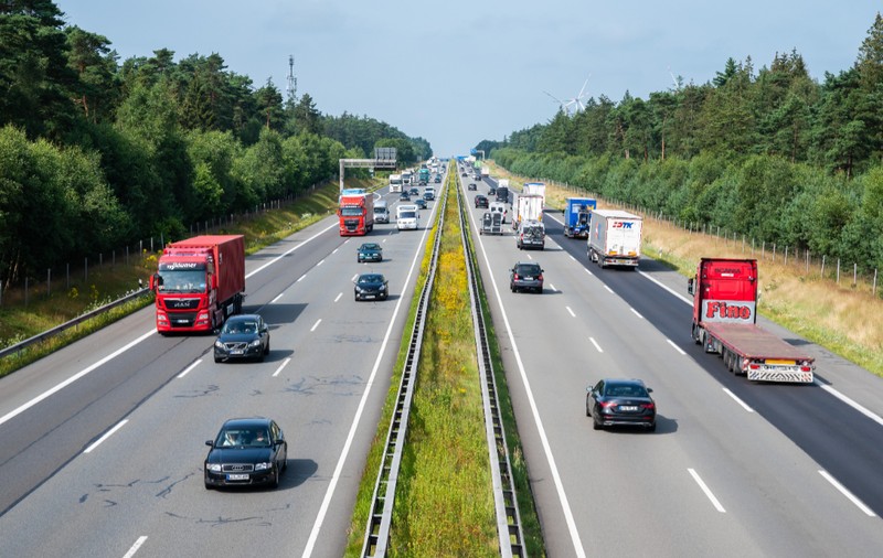 O țară din Europa interzice circulația pe toate drumurile pentru acești șoferi, duminica și de sărbători: amenzile ajung la 570 de euro