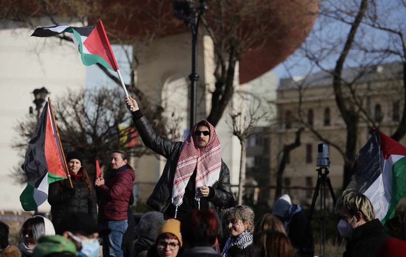 Manifestație pro-Palestina în București. Participanții au avut tobe şi fluiere, iar alţii au afişat pancarte: „Opriţi masacrul din Gaza”