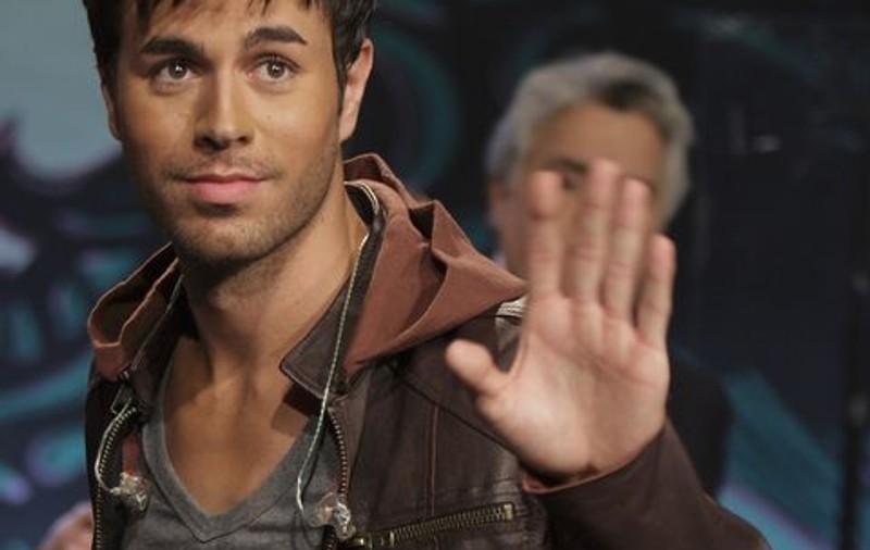Enrique Iglesias, dat în judecată pentru că a călcat cu maşina o fetiţă