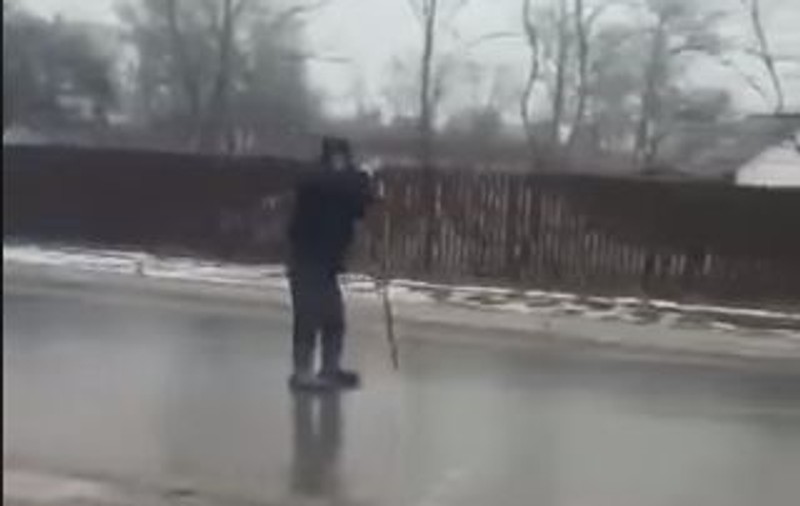 VIDEO VIRAL | Bărbat din Brăila, filmat în timp ce aluneca pe gheața de pe șosea: "Hai, nea Ilie!"