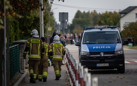 Polițiști și salvatori mobilizați la locul atacului de la școala primară Ioan Paul al II-lea din Leszczydol-Nowiny Sursa foto: Profimedia