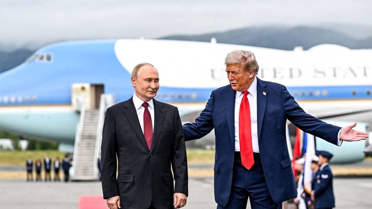 Donald Trump și Vladimir Putin în aeroport, în momentul în care s-au întâlnit la Summitul Trup-Putin din Alaska