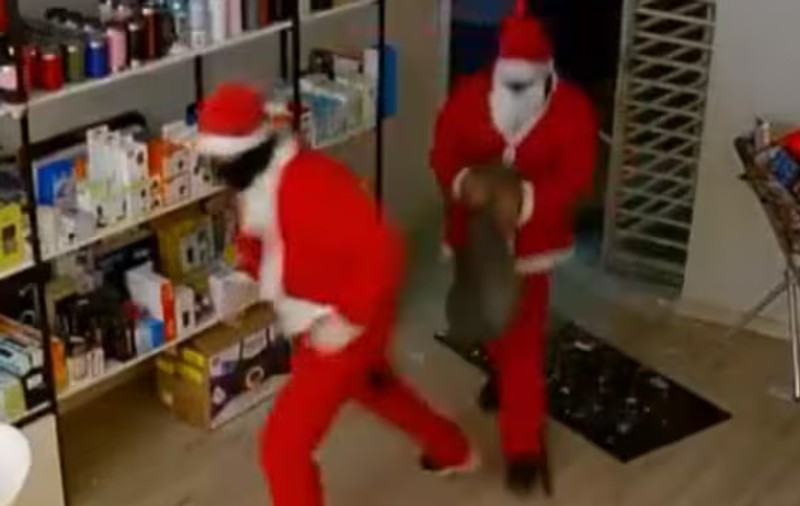 Doi hoți îmbrăcați în Moș Crăciun au jefuit un magazin de electronice, în Brazilia | VIDEO