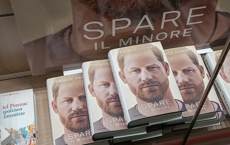 Autobiografia prințului Harry, „Spare”, „cea mai aruncată carte a verii”. Câte exemplare au abandonat turiștii până acum