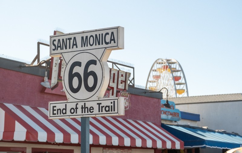 Indicator pe care scrie Santa Monica, End of the Trail, Route 66