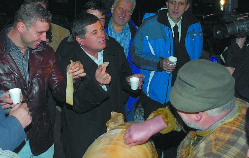 Îl aşteaptă pe Bute să taie purcelul