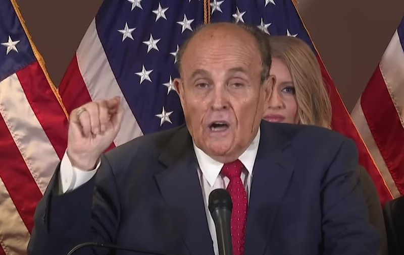VIDEO | Rudy Giuliani, viral pe internet. Avocatului lui Trump a început să-i curgă vopseaua de păr pe față în timpul unui discurs