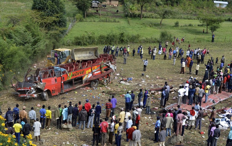 FOTO| Accident de autobuz soldat cu 50 de morți în Kenya