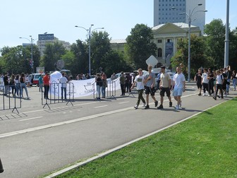 Peste 30 de elevi de la mai multe şcoli din ţară au protestat, luni, în faţa Guvernului