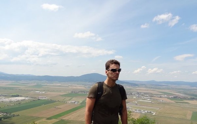 Foto & Video | Mircea Badea se joacă în pădure, împreună cu iubita și prietenii săi
