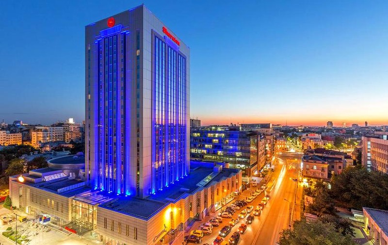 Bărbatul care a ameninţat că atacă un hotel din București cu rachete mai stă o lună în arest