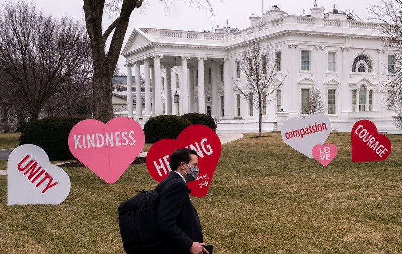 Prima Doamnă a SUA a decorat Casa Albă cu inimioare, de Valentine's Day. Joe Biden: ”E ziua preferată a lui Jill”