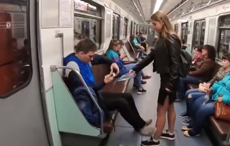 VIDEO | Femeie filmată când arunca cu înălbitor pe zonele intime ale bărbaților, la metrou