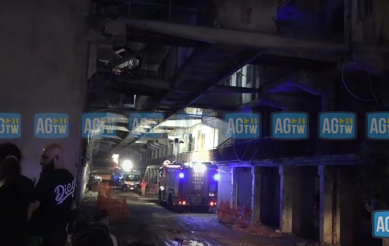 Două persoane au murit după prăbuşirea unui balcon într-un imobil din Napoli. 13 răniți, printre care 7 copii, au ajuns la spital