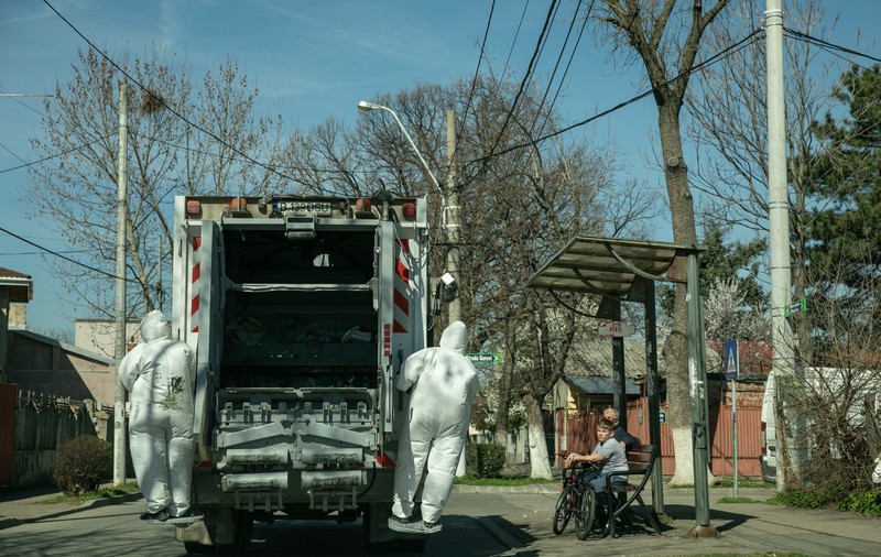 Eroii necunoscuți. 4.000 de ”gunoieri” înfruntă în București pandemia de coronavirus și stigmatizarea: ”Fără ei, în trei zile avem și holeră”