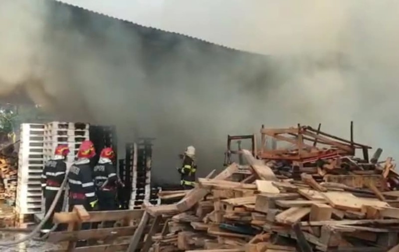 Incendiu puternic la un depozit de paleţi din București. Pompierii intervin cu 9 autospeciale