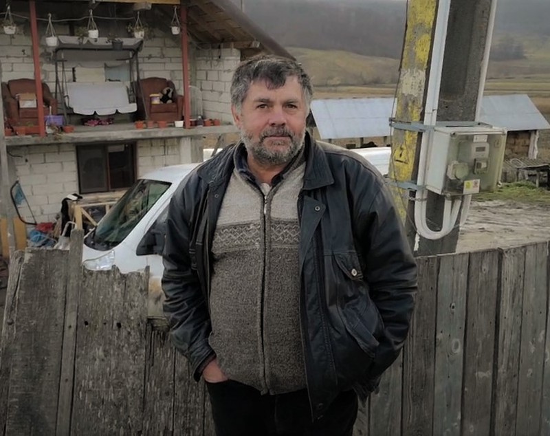 REPORTAJ. Cum s-a trezit un gospodar din judeţul Bacău cu trei ruşi în curtea casei: „Am scris cu dalta pe cruce Eroi Necunoscuţi”