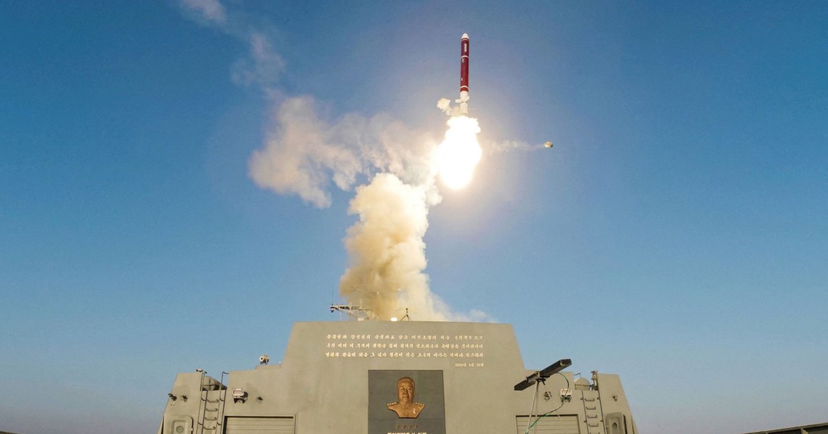 Imagine distribuită de nord-coreeni din timpul testării sistemelor de lansare ale noului distrugător Choe Hyon. Foto: Profimedia