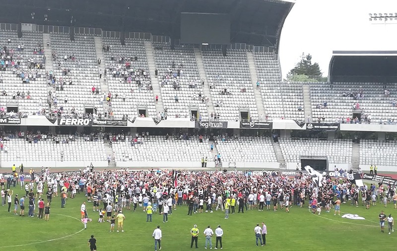 ”U” Cluj a promovat matematic în Liga 2. Sute de fani au invadat terenul | VIDEO